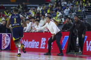 金年会官网-广州队迎CBA季后赛关键赛，冲刺阶段状态回暖，压力陡增，临场指挥获称赞(cba篮球赛事)